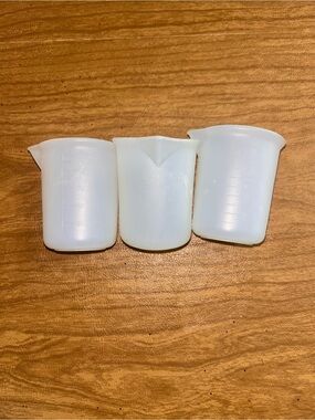White Plastic Measuring Cups - Set of 3